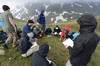 Field ecology course in the Austrian Alps in 2016 (Photograph: Helge Bruelheide)